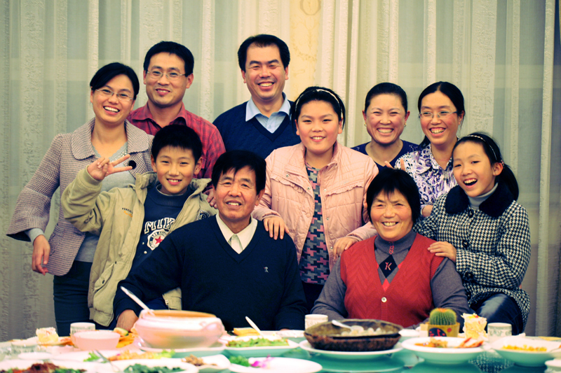 形容一家人和谐美满的话语-一家人用什么词语