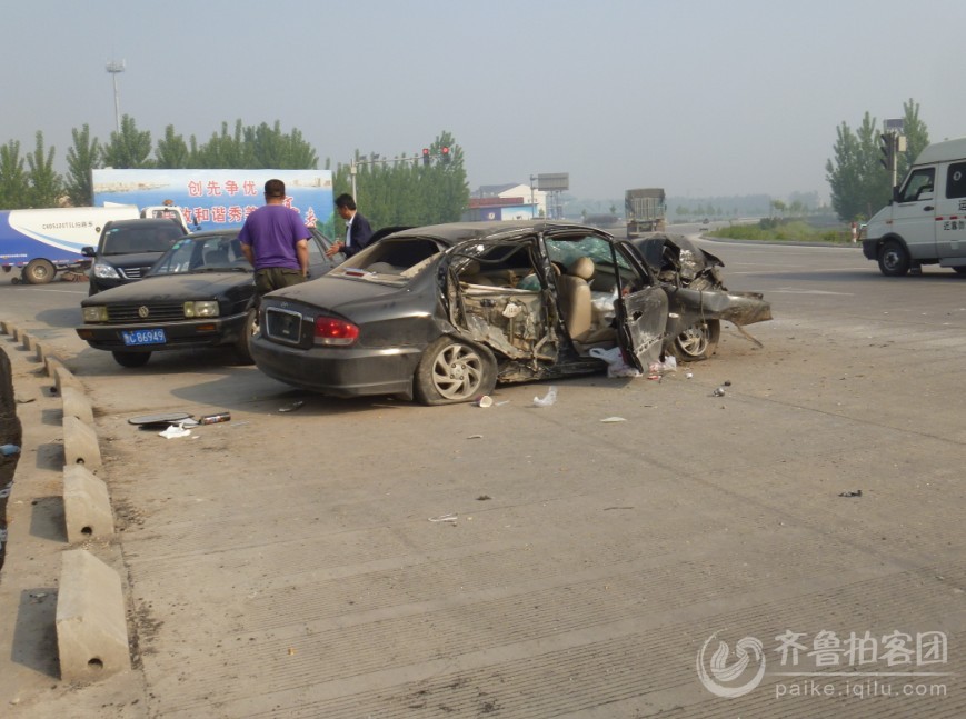 为躲车,自己的车被撞得报废 - 淄博拍客 - 齐鲁社