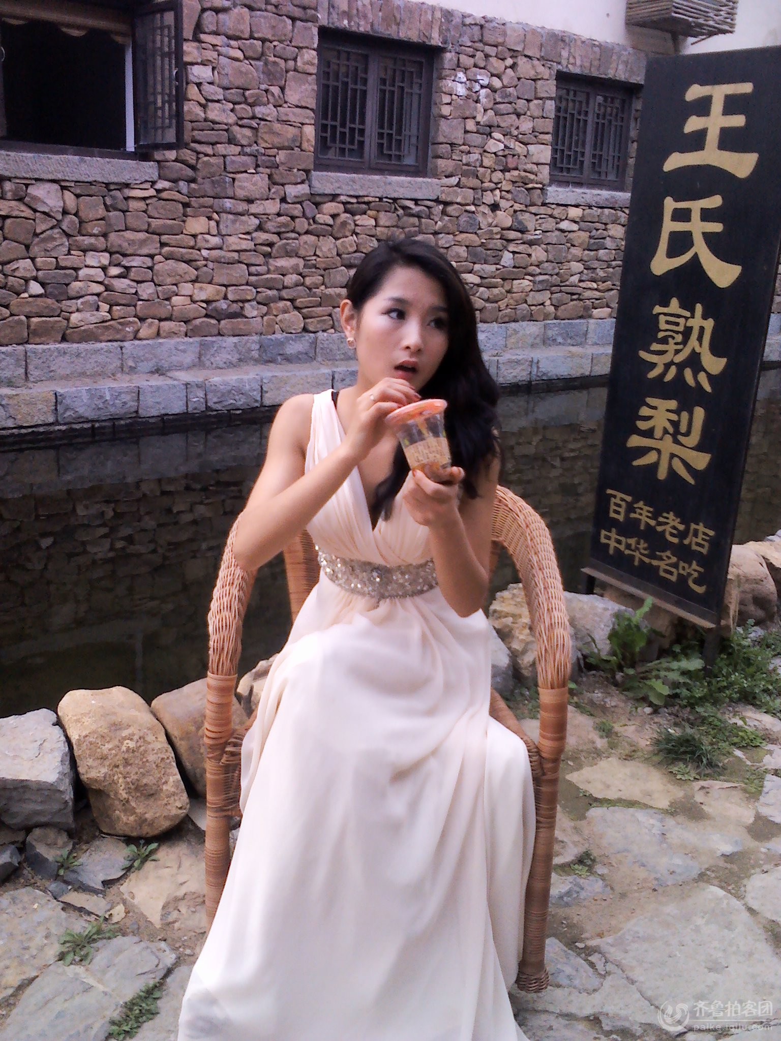 济南美女生活照_生活频道 美女很漂亮,但照片大部分都虚了……