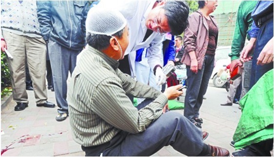老人倒地热心人争着扶 送医及时转危为安