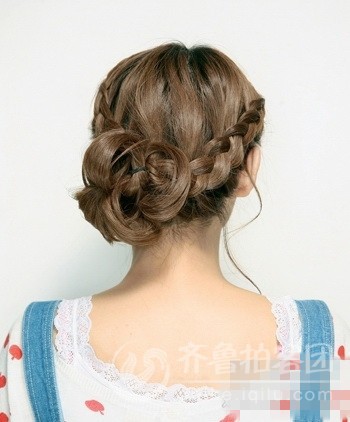 <em>夏季</em>海滩花朵盘发<em>发型</em> 美女们看过来 - 家政服