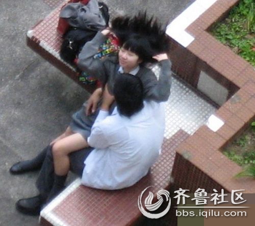 <em>暑假</em>啦:别以为你脱了校服热吻抽烟我就认不出