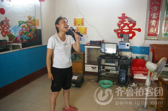 齐鲁拍客独家揭秘<em>草帽姐</em>:我就想唱歌 我不想出