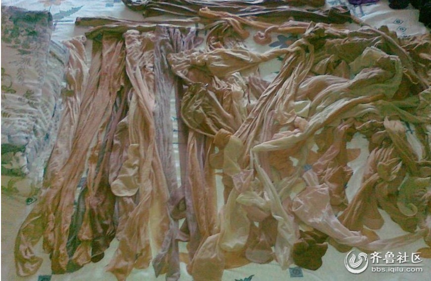 一个女同事床上拍的。女人都爱<em>丝袜</em>吗? - 情感