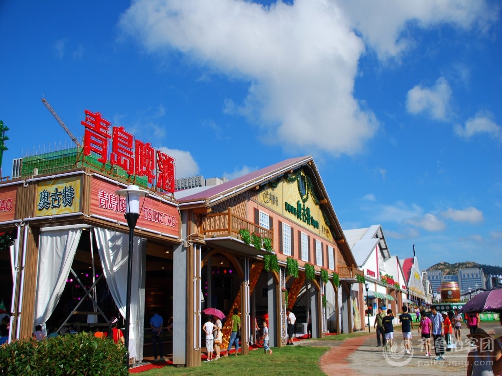 举杯邀宾朋,满城啤酒香,每年参加青岛国际啤酒节的朋友,不仅能喝到最好的啤酒,还能通过节日了解到青岛的文化和内涵。近两年,通过对节日未来发展的积极思索和有益探求,崂山区逐步形成了通过场地改造和迁址办节,提升节日品质、转变举办模式和再上新台阶的指导思想。 一是将按照世界眼光、国际标准、本土优势的总体要求,努力探求和大胆创新,力争在办节理念上突破城的局限,在文化内涵上赋予鲜明的特色,在节庆形态上注入多彩的元素,在国际化水准方面实现新的提升。二是将节日与区域经济社会发展更紧密地结合。不仅考虑节日16天能量