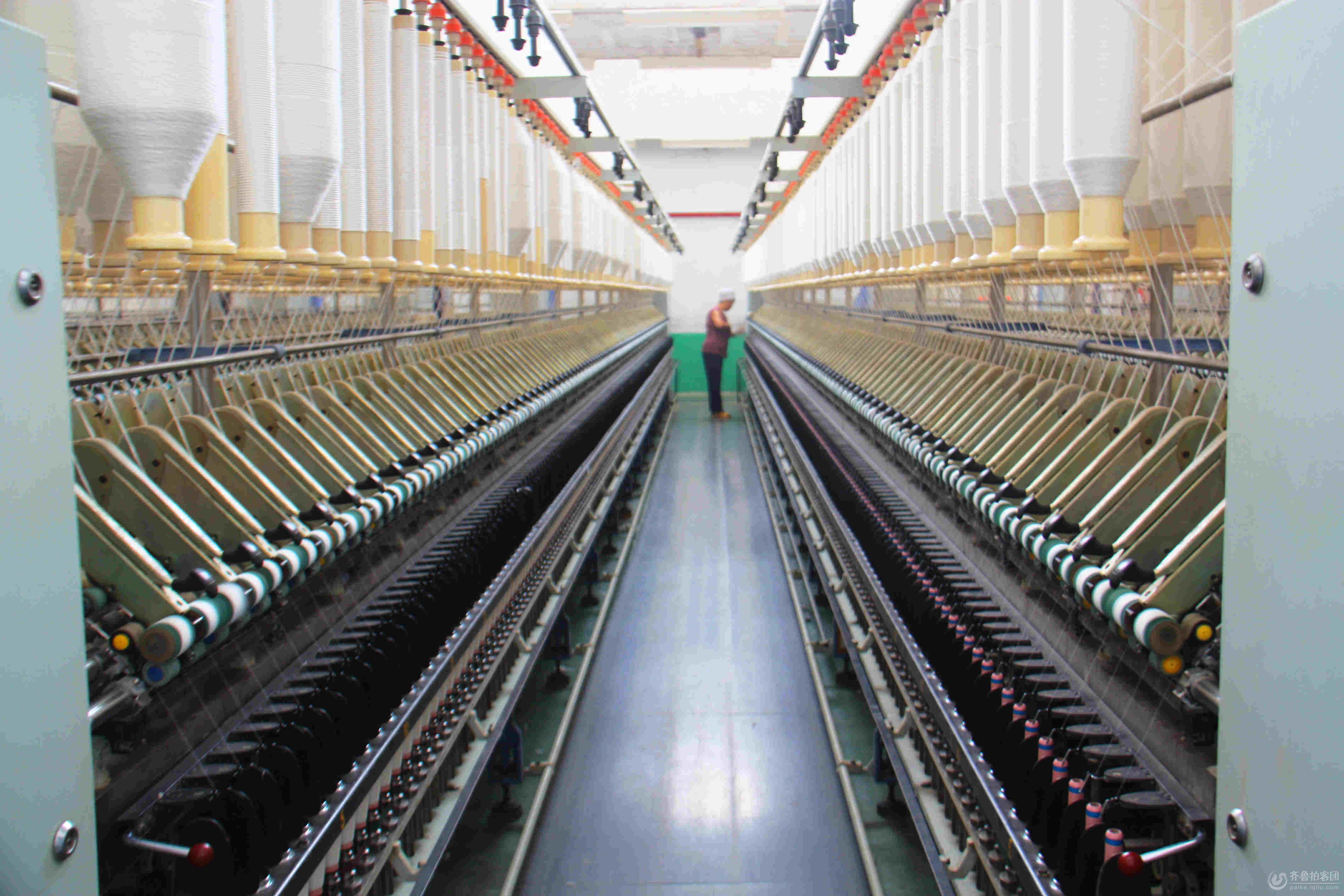 现代化的纺织厂细纱车间