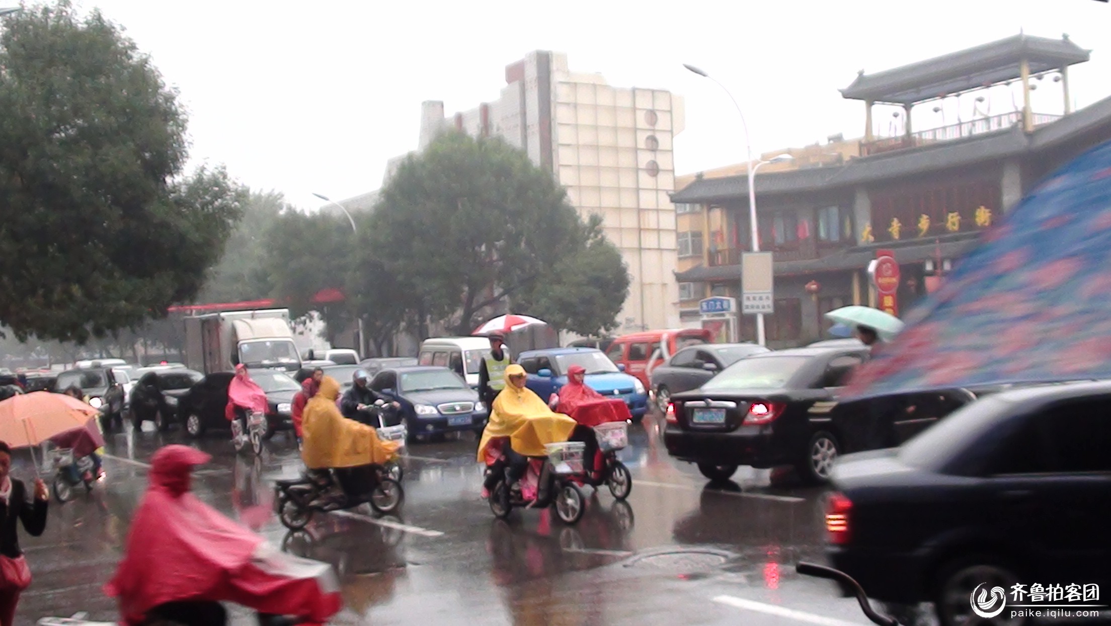 下雨天送孩子上学大堵车