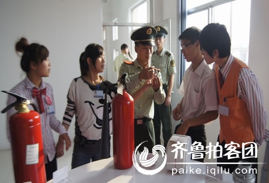 曹县银座商场员工进红门 学消防感受警营文化