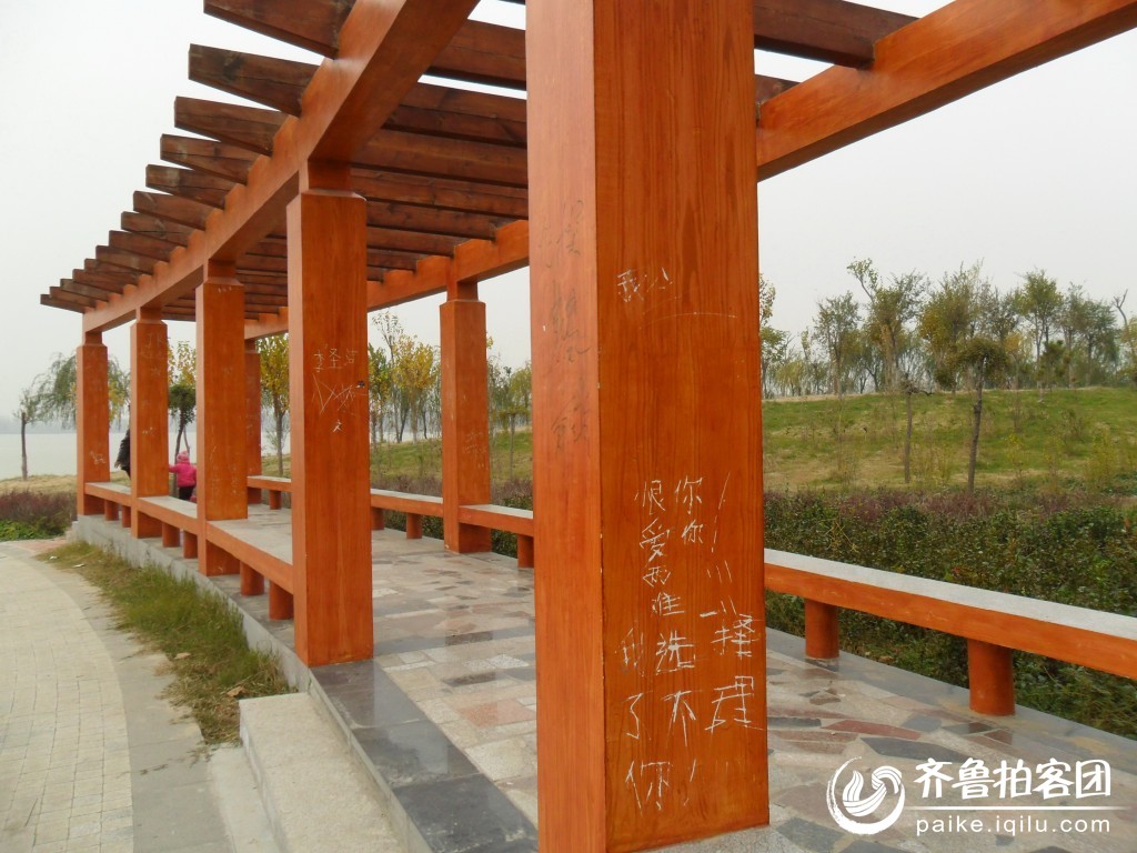 景区里满是雕刻家们的杰作,请爱护公共设施 