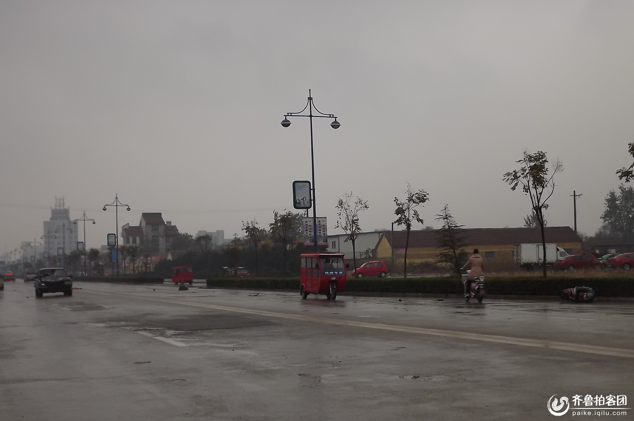 拍客提醒大家,雨天路滑出行注意安全 车祸猛于虎 当事人双高清图片