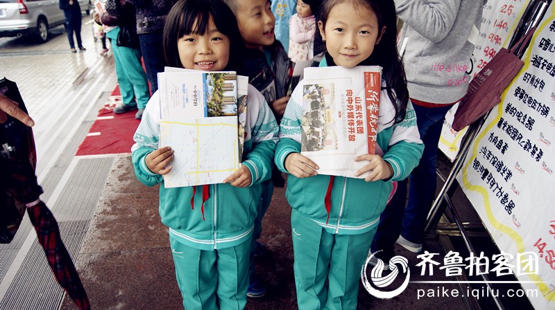 临沂三小师生在桃源超市门口开展献爱心活动 