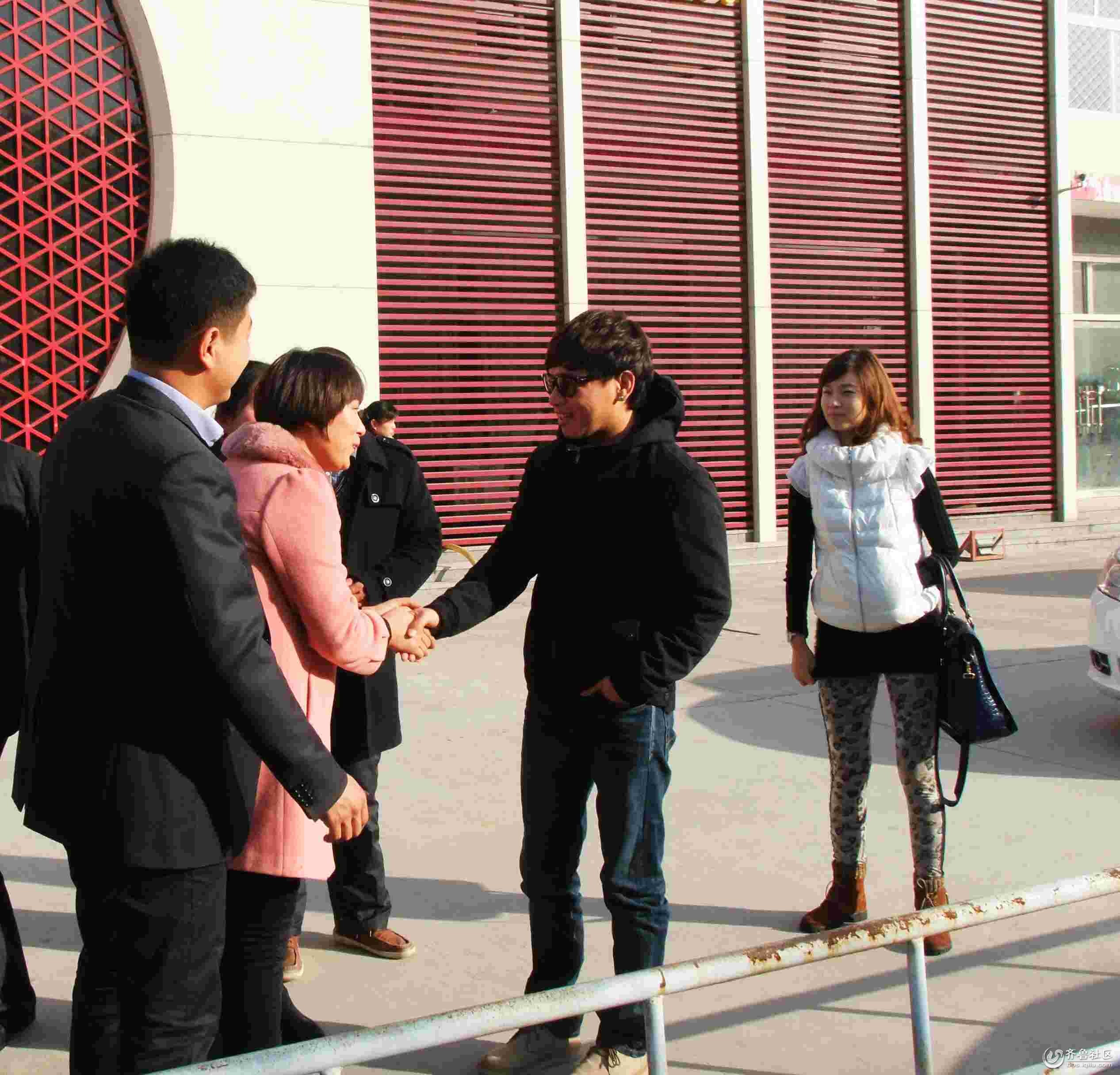 歌手小三<em>冷漠</em>携<em>女朋友</em>来聊城东阿