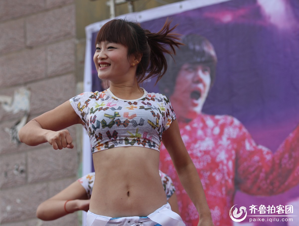 <em>让梦想飞</em> <em>山楂妹</em>--张月乔乡村演唱会圆满成功