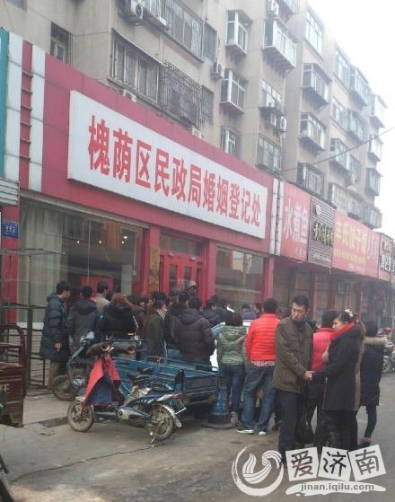 槐荫区民政局门口排队领证 12.12是个好日子吗