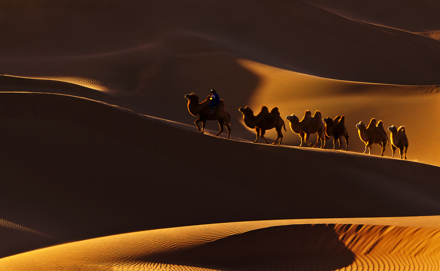 巴丹吉林沙漠位于我国内蒙古西部,是世界第4大