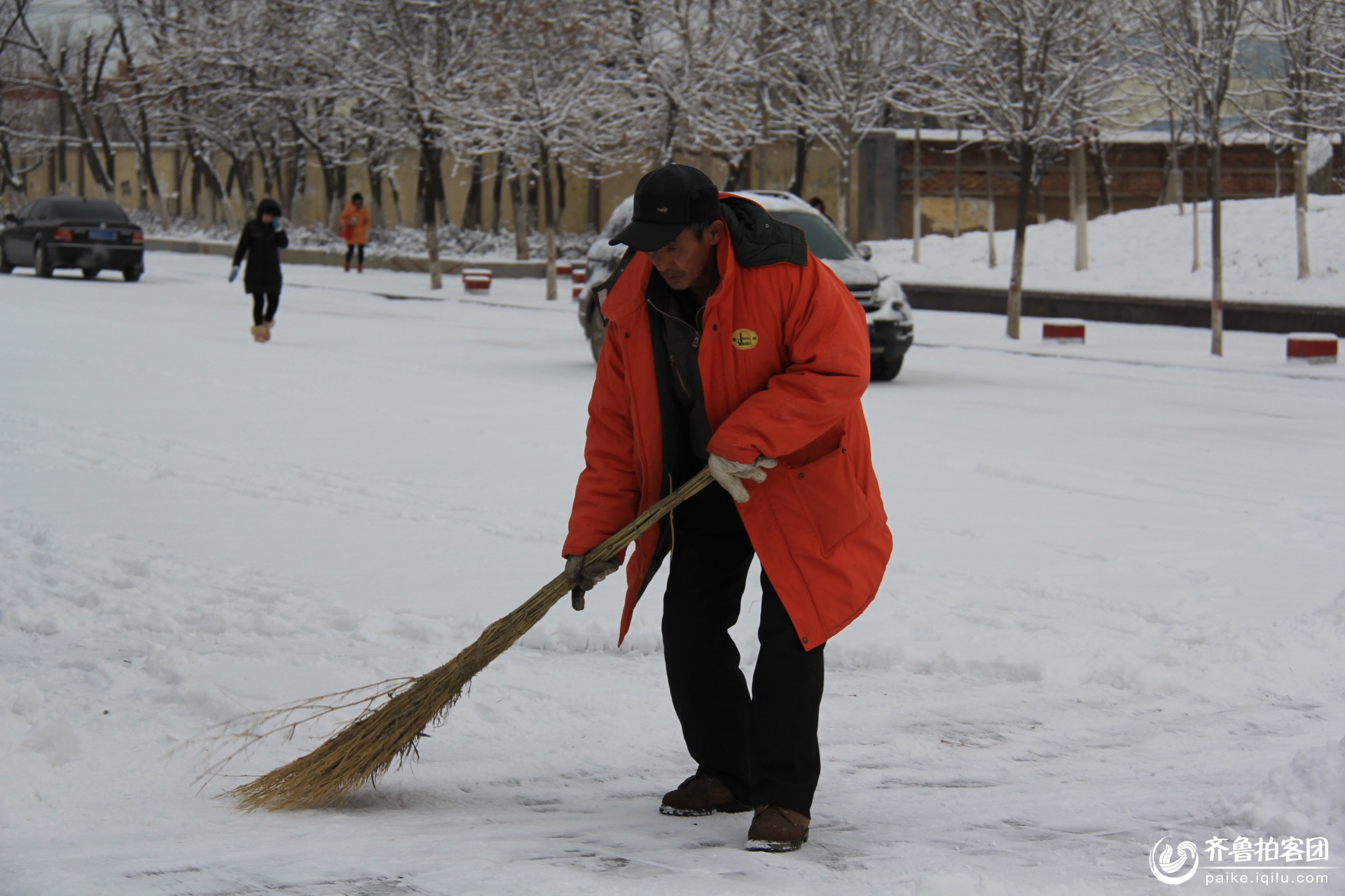 下雪了,环卫工人最辛苦! - 东营拍客 - 齐鲁社区