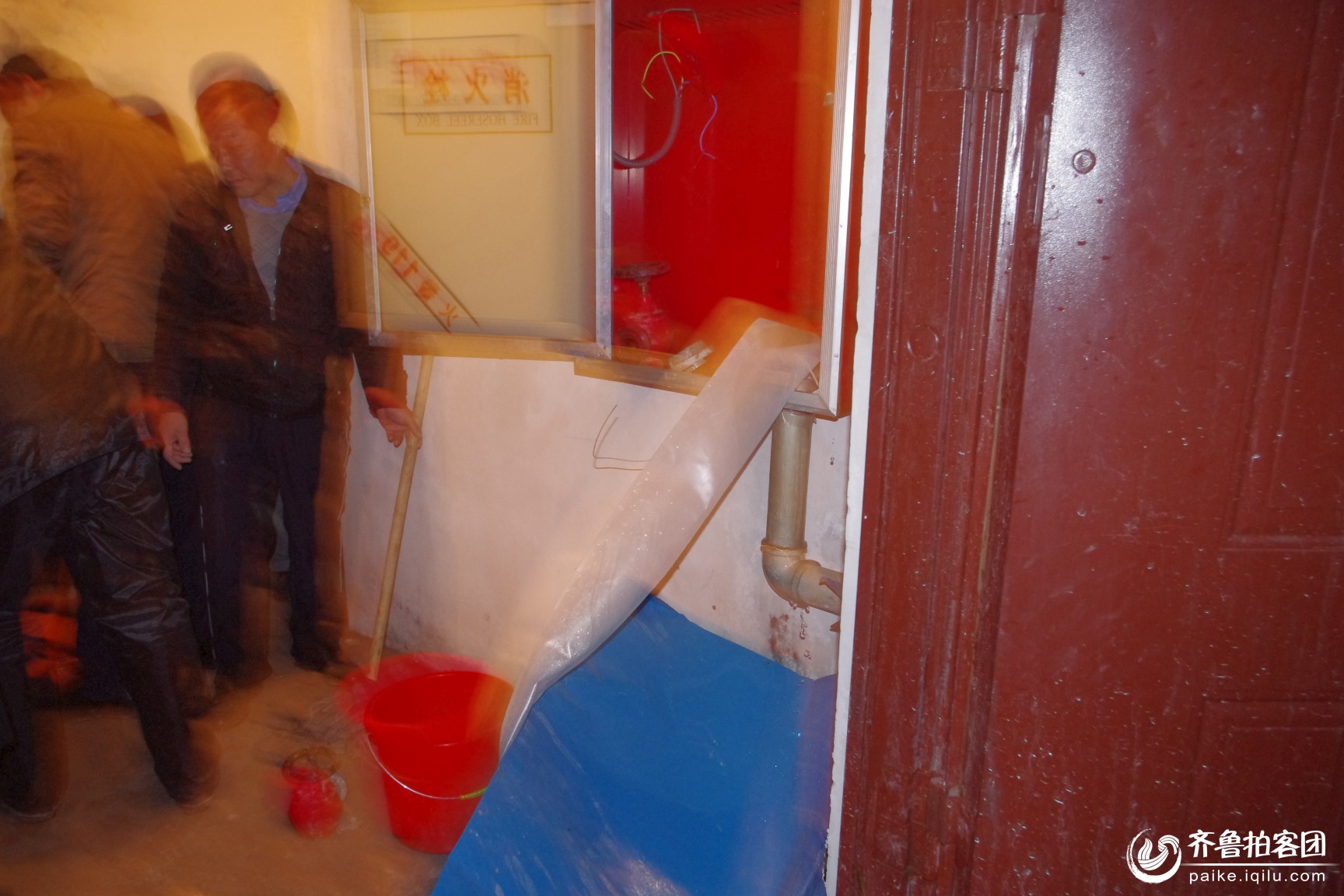 消防栓爆裂水漫储藏室,物业及时处理化危为安