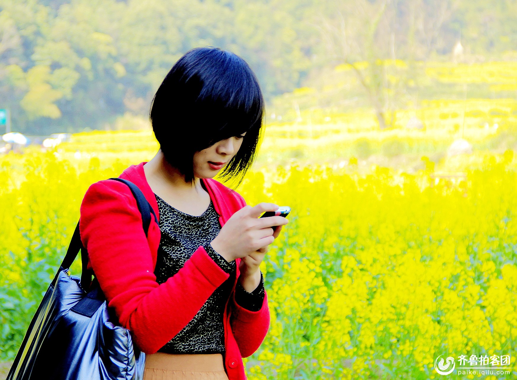 <em>美女买个</em>新手机不会用,你是否愿意提供帮助呢