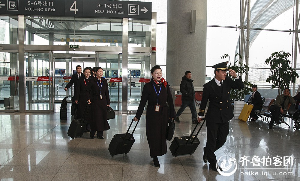 民航飞前乘务员的准备工作 - 青岛拍客 - 齐鲁社