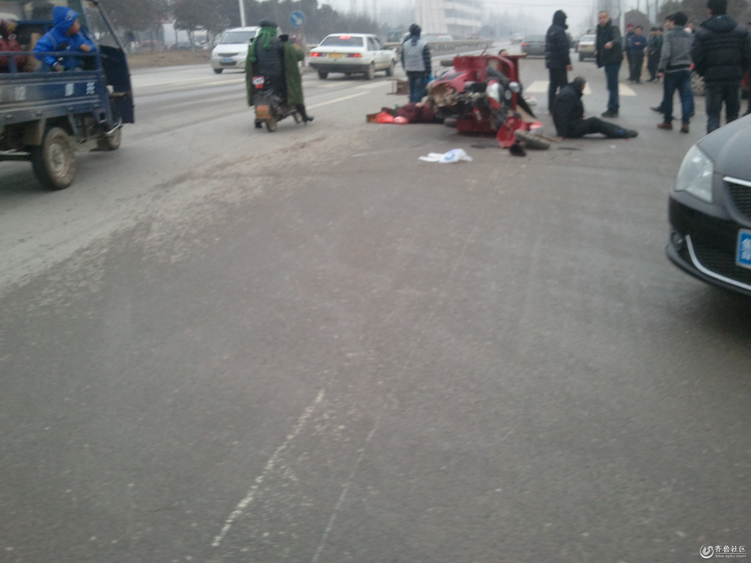 费县岩坡路口发生交通事故,多人受伤 - 临沂论