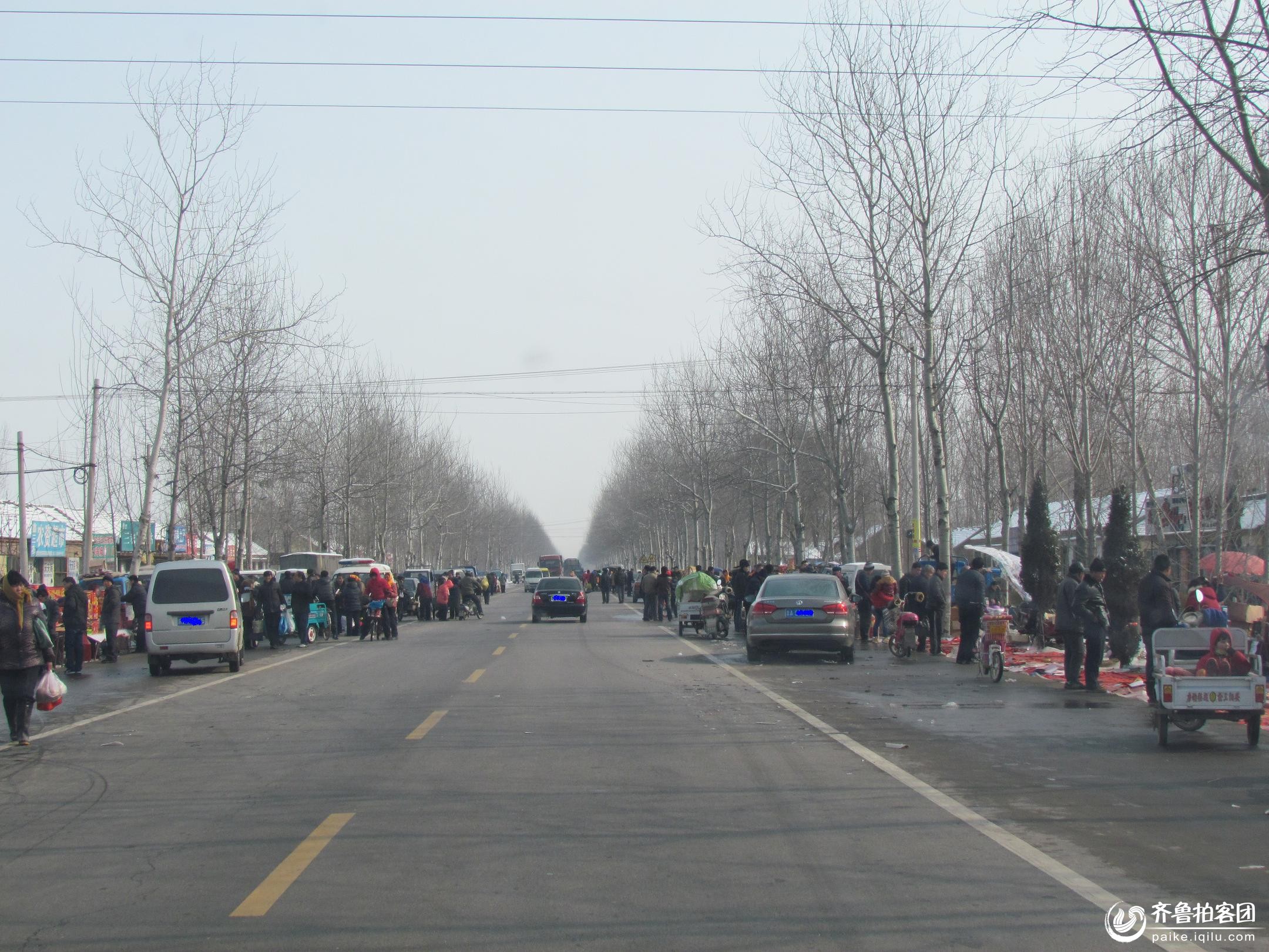 308国道上的年集与车祸高清图片