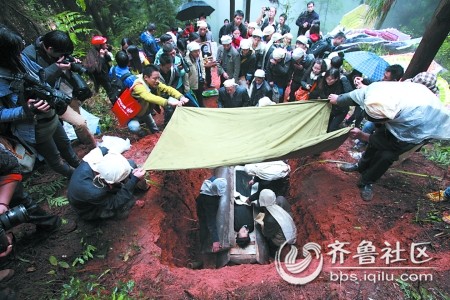 <em>女主人公</em>下葬 爱情天梯铺满白玫瑰他俩再也不
