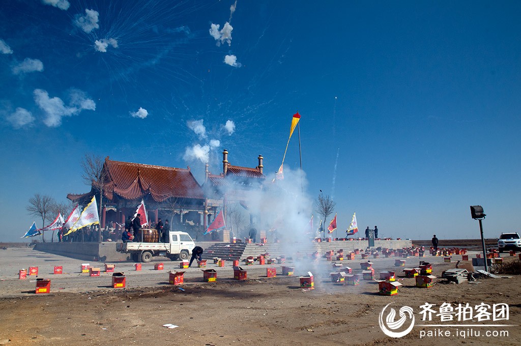北海脊岭岛祭海纪实 3月13日(农历二月二),北海经济开发区将在脊岭岛龙王庙举行科学用海,善待海洋,感恩大海,回报大海主题祭海仪式。届时,由滨州日报和北海新区宣传网络文化中心、汇泰集团联合举办的蓝色海洋我的家主题摄影展,大型舞龙、锣鼓表演等各种民间艺术活动将同时举行。 我市沿海居民自古就有耕海牧渔和祭海活动的传统,每逢二月初二,当地渔民、盐民都要赶赴龙王庙参加二月二龙抬头暨渔盐民祭海活动,感谢大海的馈赠,祈愿来年风调雨顺,渔盐业兴旺发达,人们安居乐业。人们前往祭海的龙王庙,曾因海