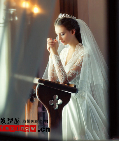 皇室的宫廷风格,典雅高贵的公主范盘发婚纱照,半束盘发,大气优雅.