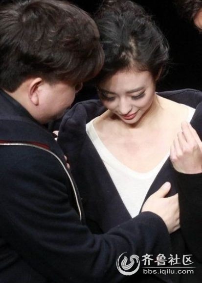 兽兽\现身走秀彩排遭舞台导演摸胸揩油