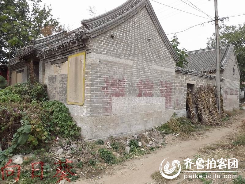 去农村,经常能看见这样的情景, 破旧的老房子随处可见, 我问了当地的老人儿,为什么能有这样的状况。 他们讲:有的老房子,是房主家里人气不足, 人走了,没人继承,房子没人收拾。就荒废了。 有的是帅锅靓妹进城,父母跟着城里享福,不愿意回来,丧失收拾的机会,房子破败啦。 还有一种是,没有修理的价值,等等待农村改造以后,晃悠一套楼房在讲。 更多的是,村里的五保户,老了以后,没有血脉,遗留而至。 调查一下:你看是哪一种更产生这样的结果
