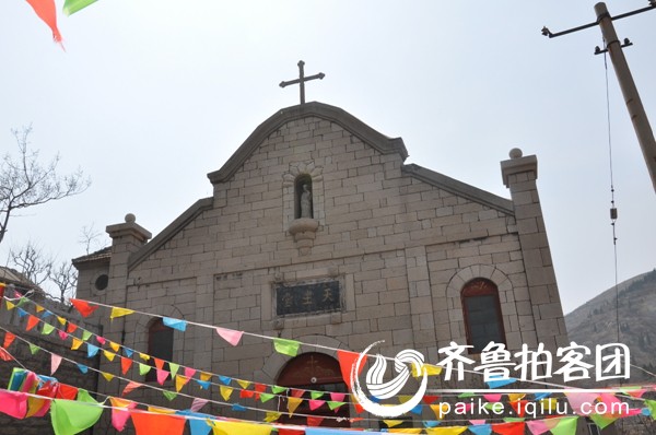 淄川土峪天主教堂号称山东最大的天主教堂,位于淄川东南方向13公里的一个小山村中。始建于1885年(清光绪十一年),由美国教父王若瑟购得草房7间、闲地3000多平方米,由德国人投资,先后建堂屋、神父楼、饲养室、磨房45间。1937--1939年,美籍主教杨光从美国教会筹资,又美籍神父向志远监督施工,拆除旧堂,新建若瑟天主堂。该建筑占地7亩,建筑面积约2300平方米,153间,设有教堂、神父楼、修女院、办公楼、教会初级小学、伙房、磨房、饲养室、配房等,该教堂为哥德式建筑,圆弧形窗门,天棚绘有耶稣善牧、五饼二鱼