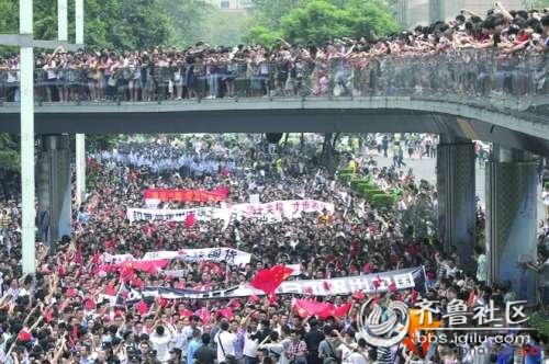  成都 女子煽动 非法 游行 被公安机关挡获 - 天下