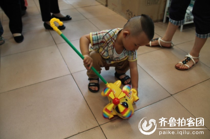 偶遇<em>发型</em>很<em>个性</em>的可爱<em>小男孩儿</em> - 德州拍客 - 齐