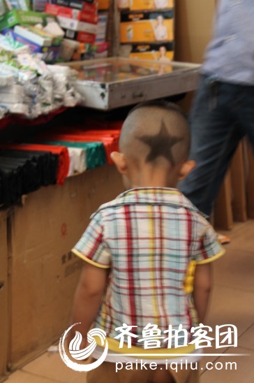 偶遇<em>发型</em>很<em>个性</em>的可爱<em>小男孩儿</em> - 德州拍客 - 齐