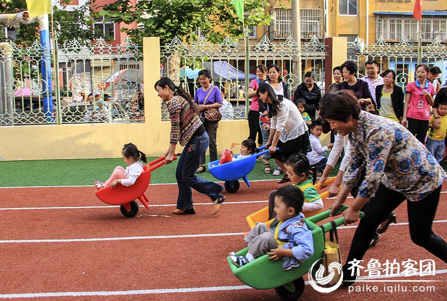 玩推小车游戏,这是新建幼儿园晨间亲子游戏的一幕