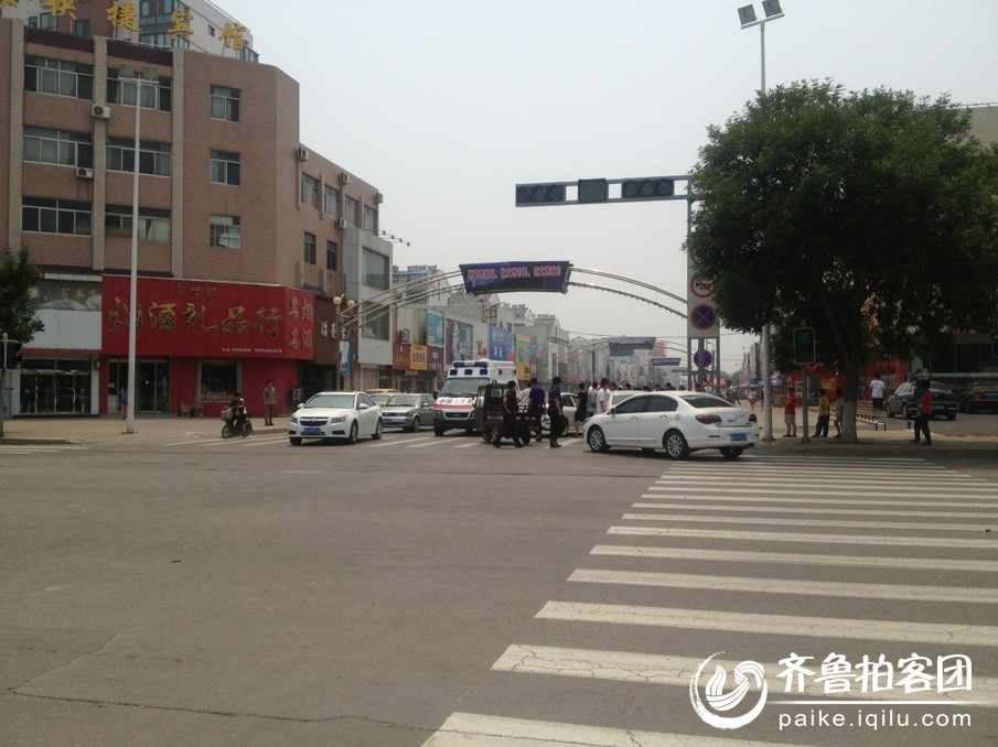 在垦利县中兴路与商业街交叉口发生车祸 - 东营