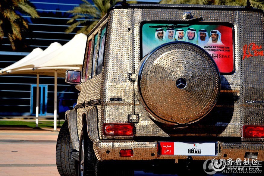 有钱人的改装 开眼!迪拜改装车身贴满57412枚