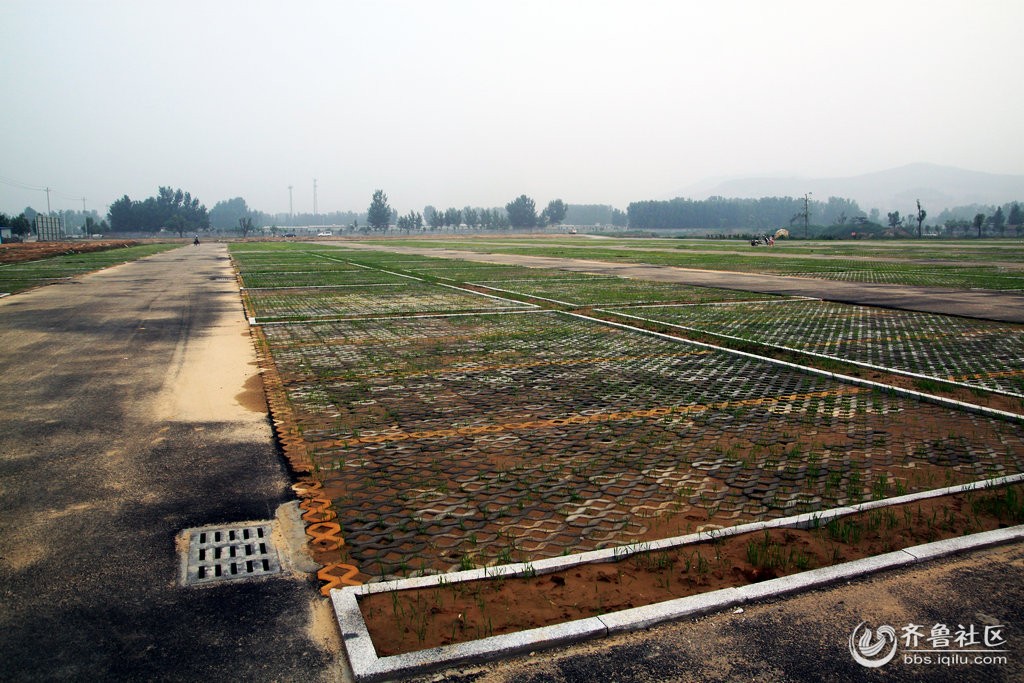 据悉,水泊梁山风景区东门区生态停车场主体建设及草皮绿化已完成,并于十一期间将投入使用。近年来,随着旅游市场的不断拓展,中远程自驾游和旅游团队激增,水泊梁山风景区现有停车场已无法满足游客停车需求。为缓解旅游高峰压力,破解景区停车难题,水泊梁山风景区严格按照国家5A级旅游景区创建标准,在水泊梁山东门区建设占地3.