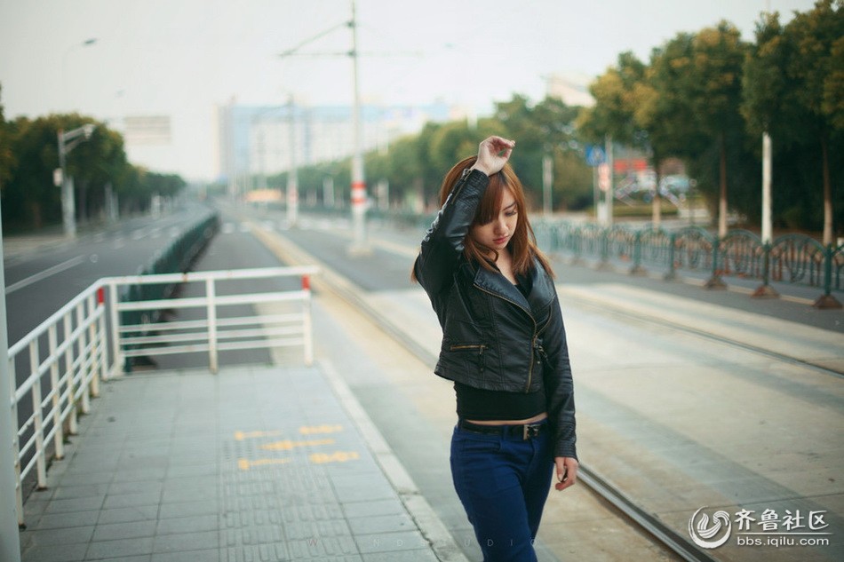 公路旁的写真 黑皮衣<em>牛仔美女</em> - <em>校园</em>美女 - 齐鲁