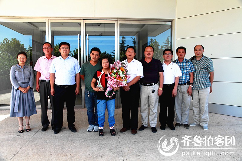 亭各级媒体和当地政府在滕州东站迎接<em>山楂妹</em> 