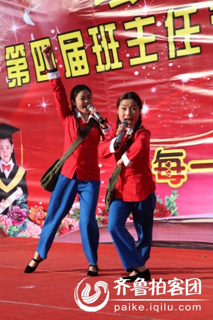 山楂<em>妹组合</em>走进坛山中心小学为数百名留守儿