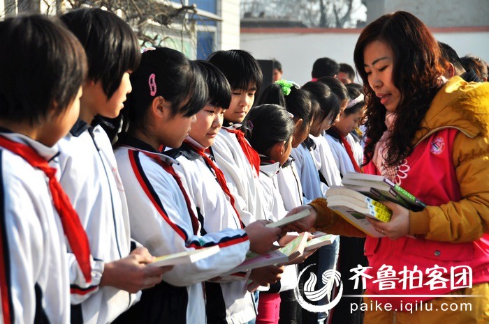 小荷公益牵手国电石横共建,捐书授牌仪式在北