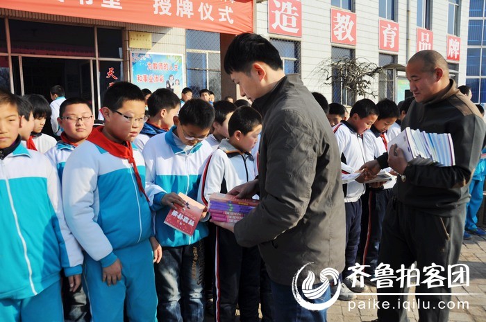 小荷公益牵手国电石横共建,捐书授牌仪式在北