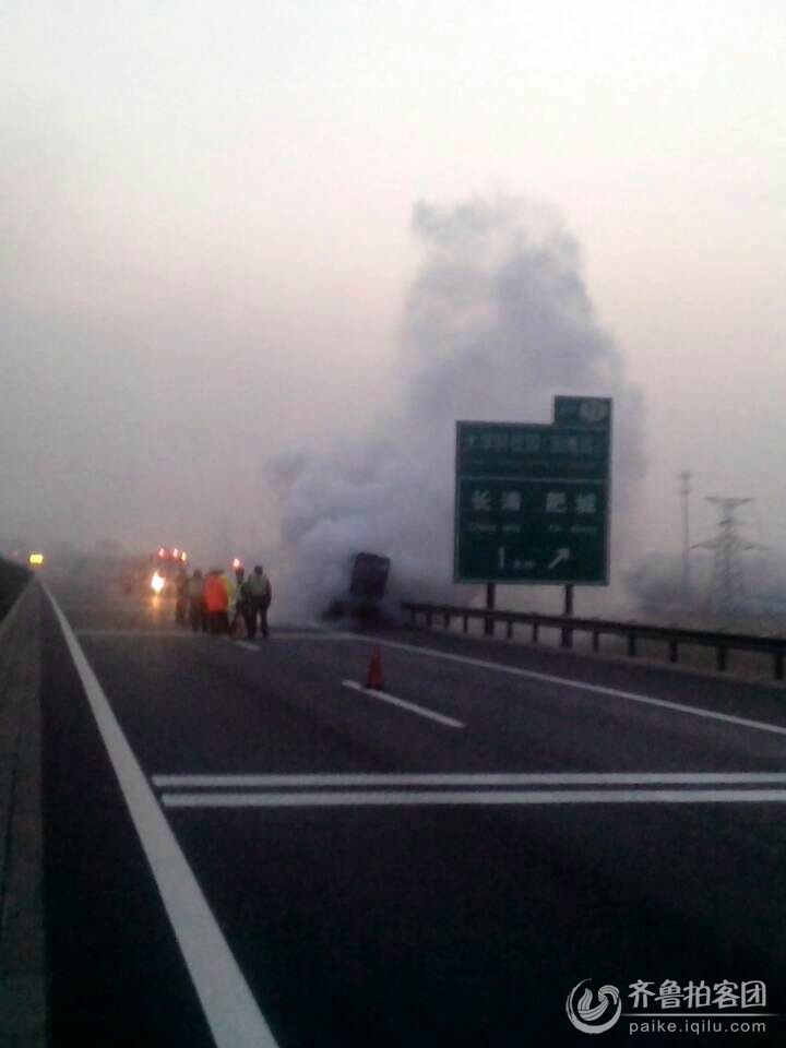 g35济广高速济南大学科技园段发生车辆自燃起火事故