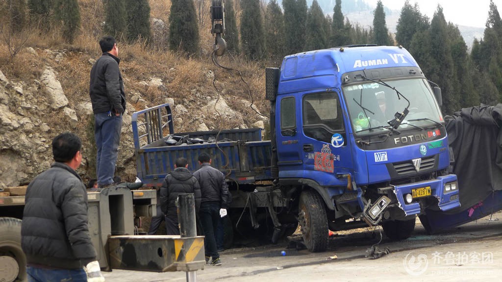 时间:201437 地点:236省道蛟龙路段 简介:今天在蛟龙路段又发生一起交通事故,据说6点钟左右,4辆斯塔尔大货车相撞。听民警说是由于车洒落水结冰路滑造成。当时现场没见,时近中午12点半,我从博山坐车返回石马,来到南庄,堵车不能行进,只能步行走。因此一路所见,拍下部分片段。