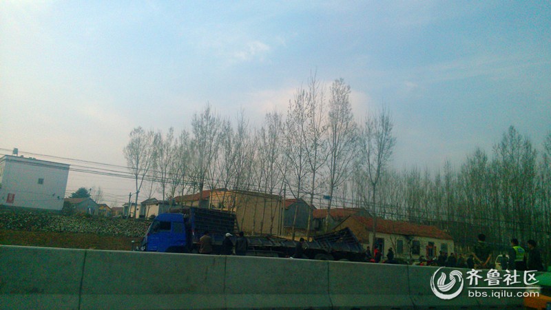 一车逆行引发的交通事故! - 沂水论坛 - 齐鲁社区