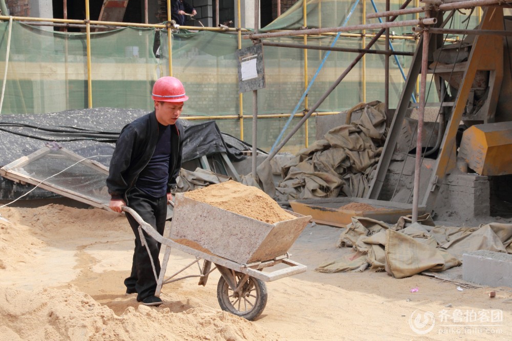 爱心农民歌手贾崇珍业余时间到工地打零工 - 菏