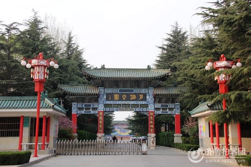 莱西月湖公园是莱西市于1984年兴建的一处水色柔美、风光秀丽的现代园林,位于莱西城东南角,占地47公顷。此园因湖面弯弯,清寒如月,故名月湖公园。园内布局完全依照传说中的月宫的意境进行规划,园中有湖,湖中有园,令人赏心悦目,成为青岛市郊不可多得的游览胜地。由彩木结构的南门进入,一幅巨大的彩釉壁画嫦娥奔月把游人带入了美丽的人间仙境。 月湖公园南门位于文化东路,西门位于烟台路,北门、东门直通市民居住小区,交通非常便利,是广大市民休闲娱乐健身的好地方。