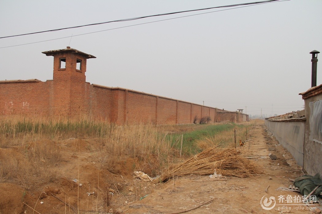 拍客实拍老建筑-----废弃的渤海农场监狱 .