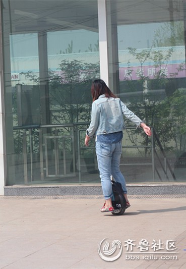 无论是地铁,还是公交站台,都可以看到独轮车! 